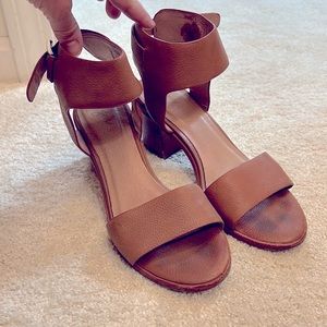 Joie sandals in tan with gold accent
